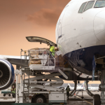 Глобальные авиаперевозки падают, а тарифы растут на фоне кризиса на Ближнем Востоке
